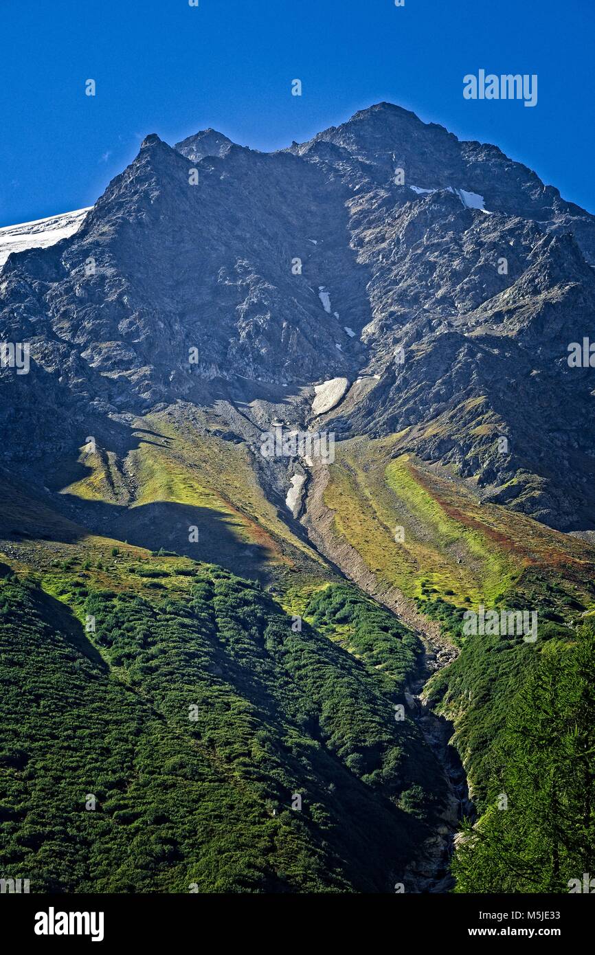 Le ravinement dans les éboulis en raison de l'eau de fusion de la neige.Alpes Suisses près de Wassen et Meiental. Banque D'Images