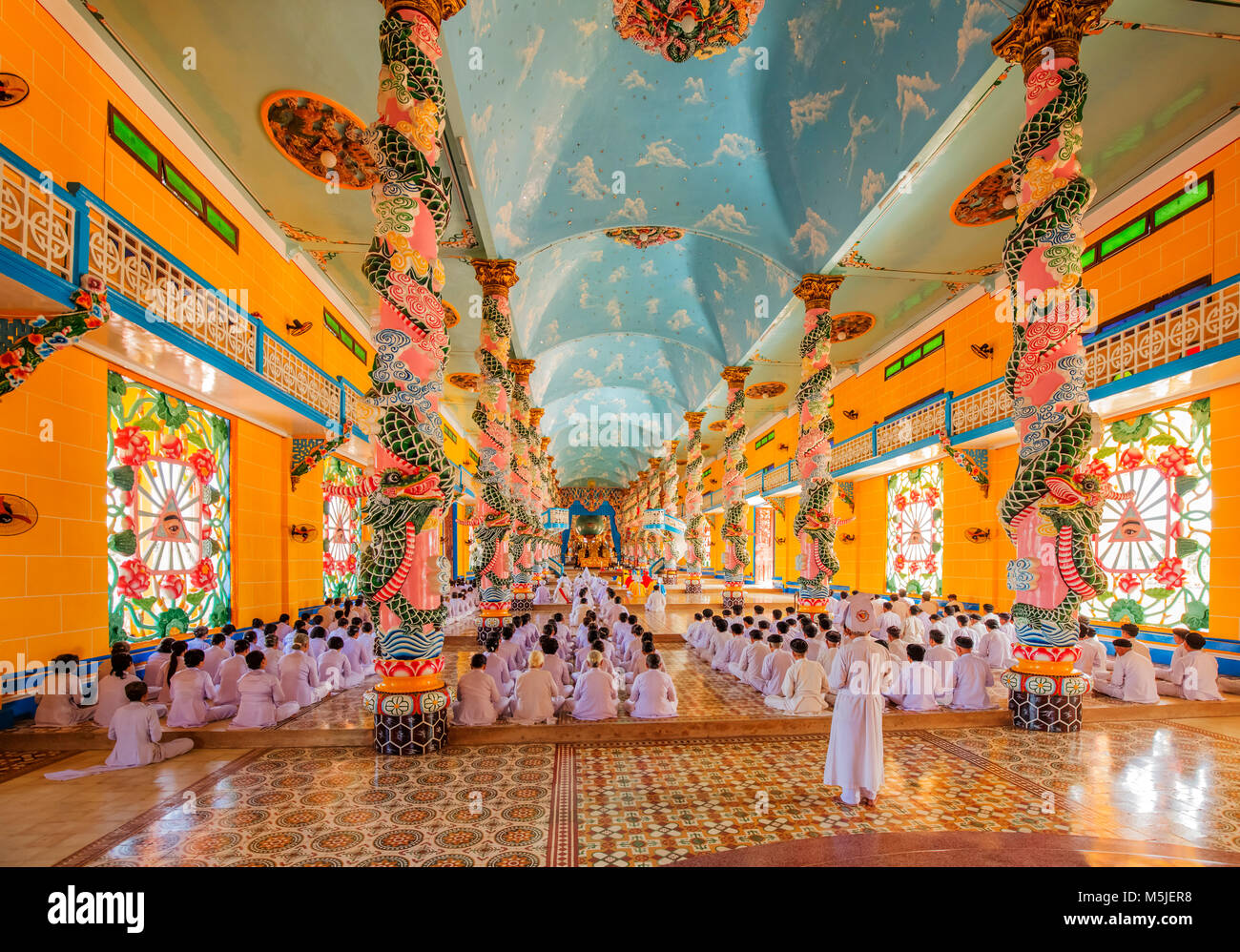 À l'intérieur du Temple Cao Dai Saint-siège, la province de Tay Ninh, Vietnam et en méditant les adeptes de la religion Cao Dai Banque D'Images