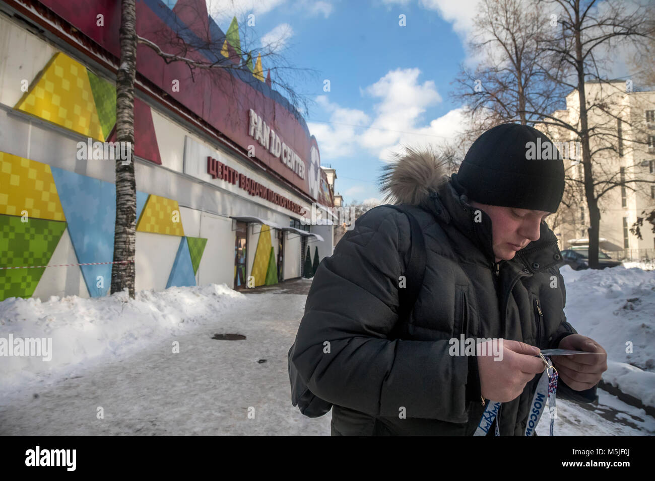 Un supporter de football regarde sa nouvelle fan's passeport au centre de distribution de l'ID du ventilateur de la Coupe du Monde FIFA 2018 à Moscou, Russie Banque D'Images