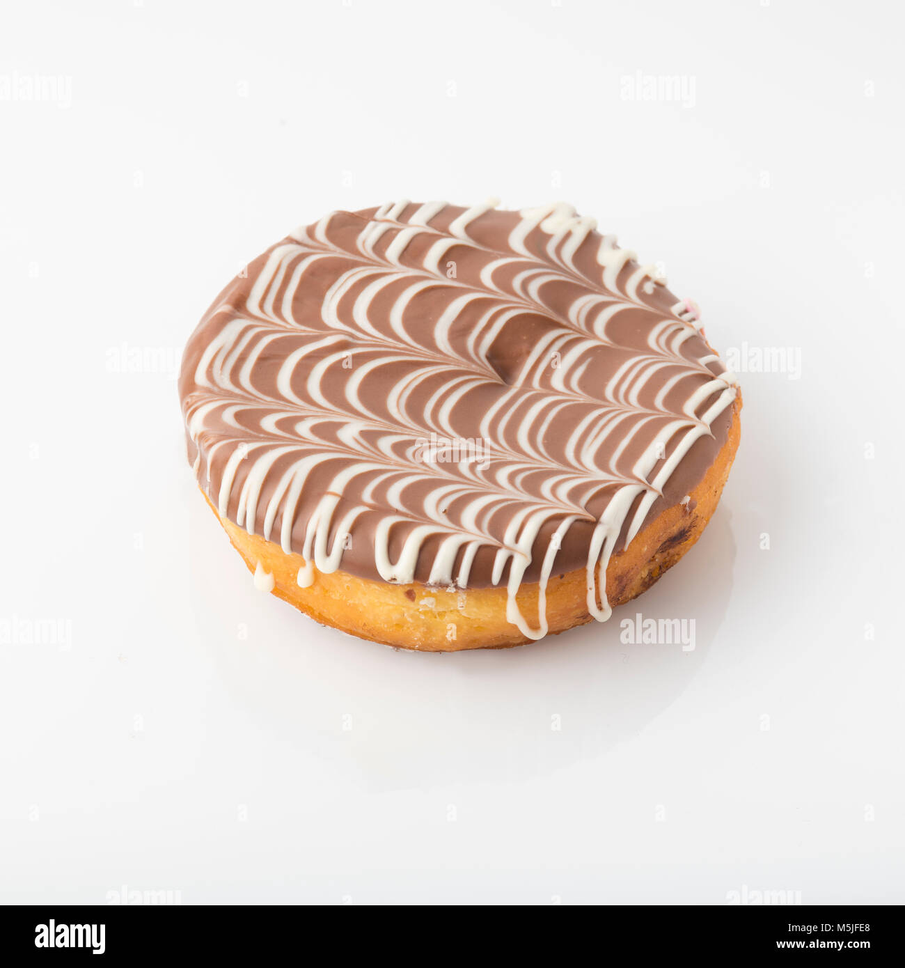 L'alimentation : Close up of Chocolate Donut isolé sur fond blanc Banque D'Images