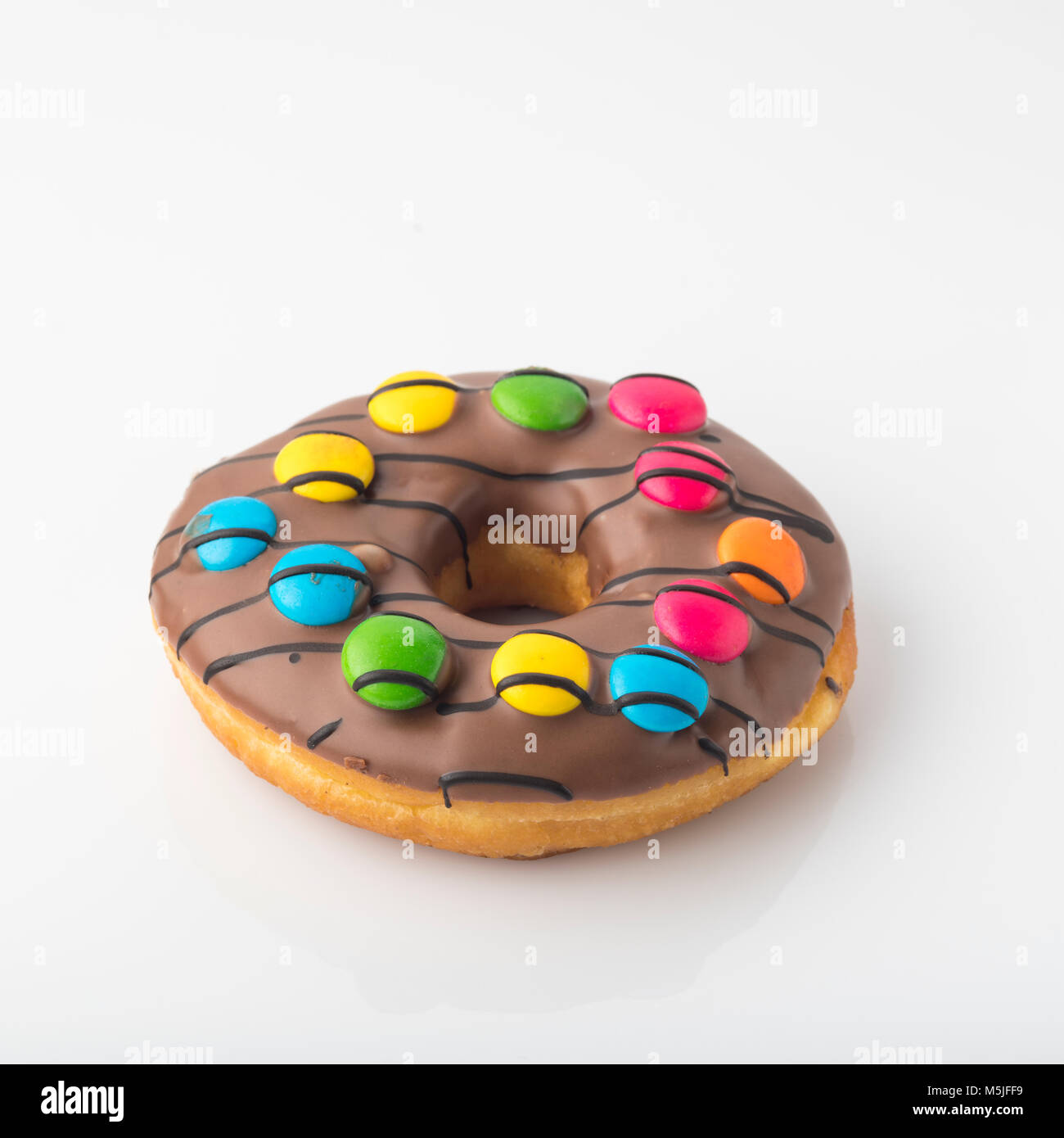 L'alimentation : Close up of Chocolate Donut isolé sur fond blanc Banque D'Images