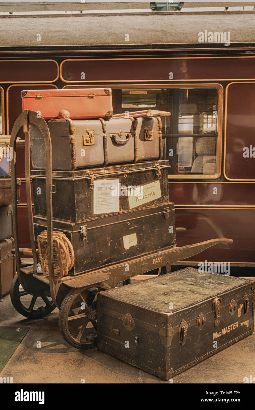 Vintage photo de valises à côté de l'ancien train à vapeur (locomotive) Banque D'Images