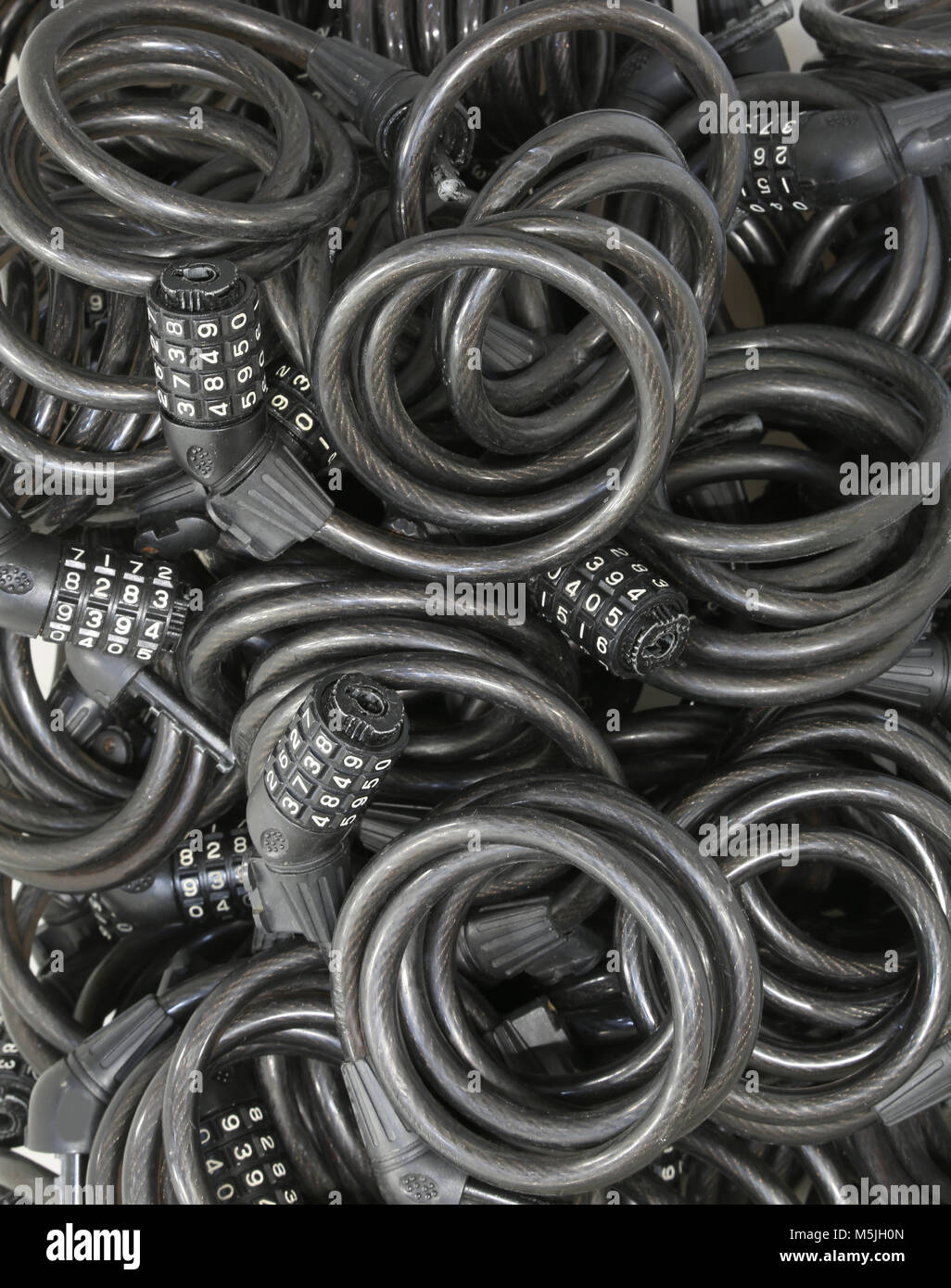 Cadenas à combinaison noir piling untidily Banque D'Images