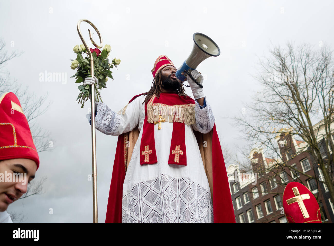 La Nieuwe Sint' offert roses rouges et blanches comme un message d'amour, d'amitié et de la paix, et de fruits pour encourager l'enfant à vivre en bonne santé. Banque D'Images