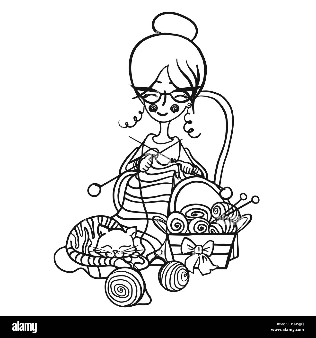 Happy cute smiling Granny femme avec des lunettes est assis sur une chaise et tricots rayés des aiguilles à tricoter, le chat dort sur son tricot autour de l'épars balls Banque D'Images