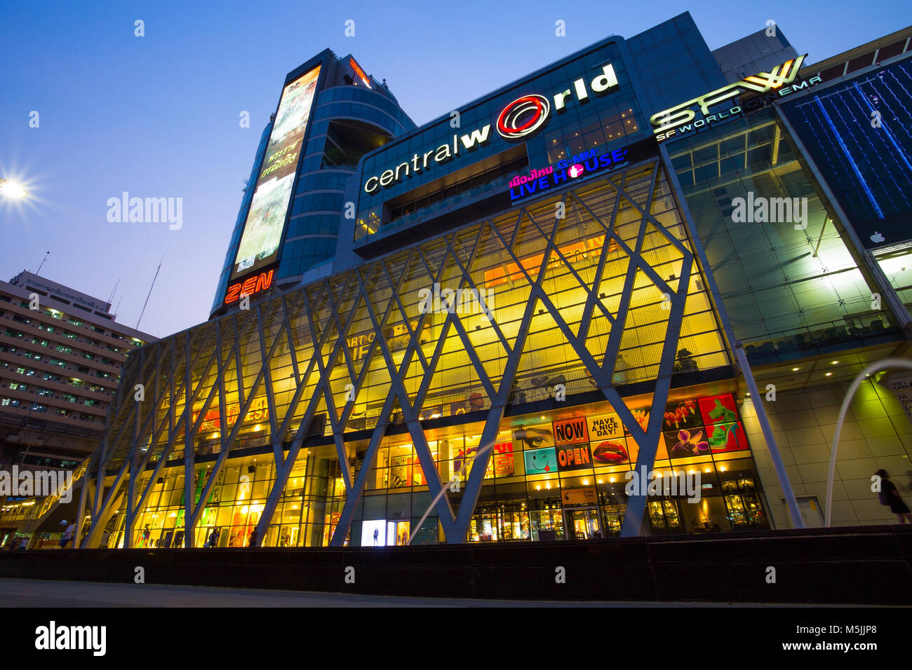 BANGKOK, THAÏLANDE, 01 mars 2017 - le centre commercial Central World by night, l'un des plus grands centres commerciaux de Bangkok Banque D'Images