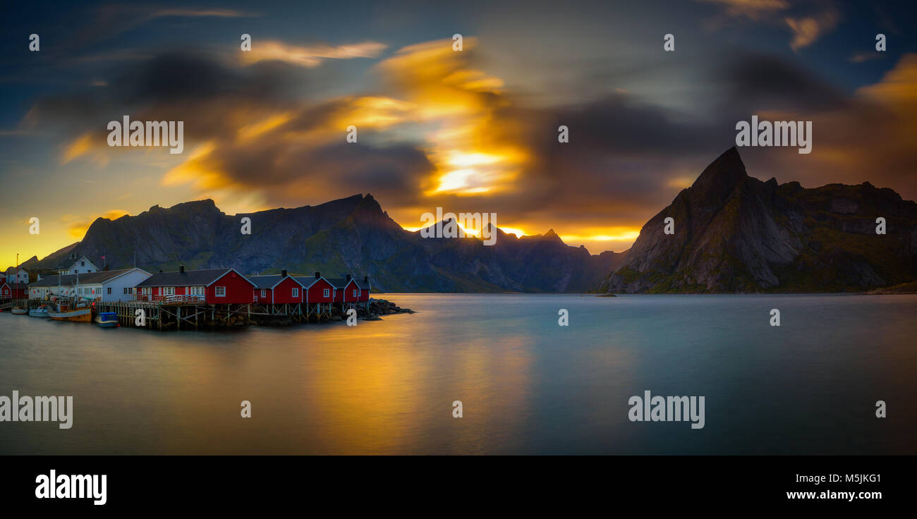 Coucher du soleil au-dessus de mont Olstind et le village de Hamnoy en Norvège Banque D'Images