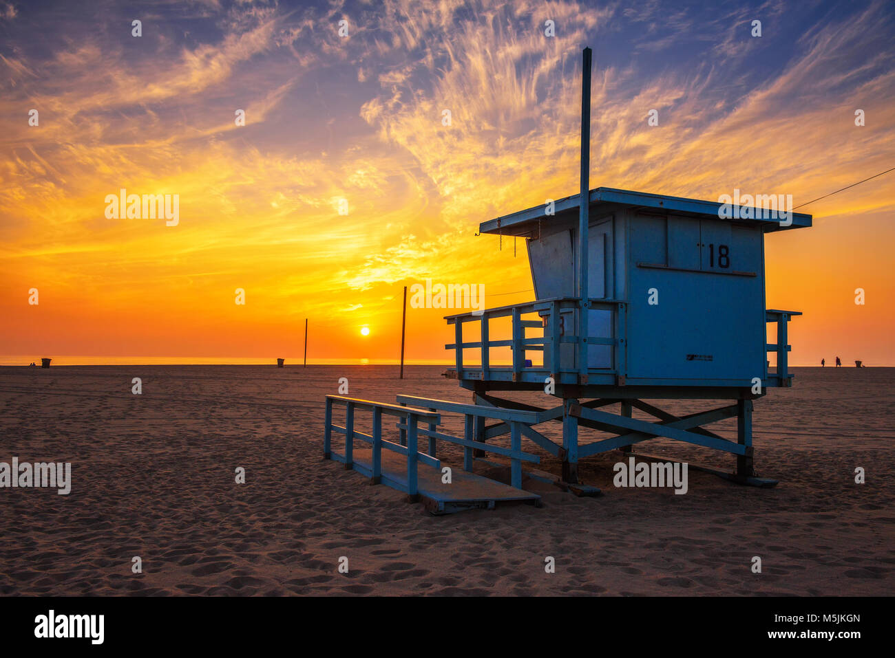 Coucher de soleil sur la plage de Santa Monica avec tour d'observation de sauveteur Banque D'Images