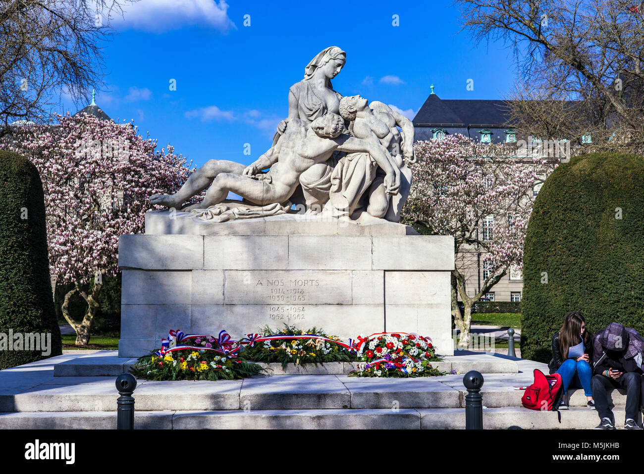 Monument commémoratif de guerre avec des gerbes de fleurs pour la cérémonie du jour, Place de la République, quartier Neustadt, Strasbourg, Alsace, France, Europe, Banque D'Images