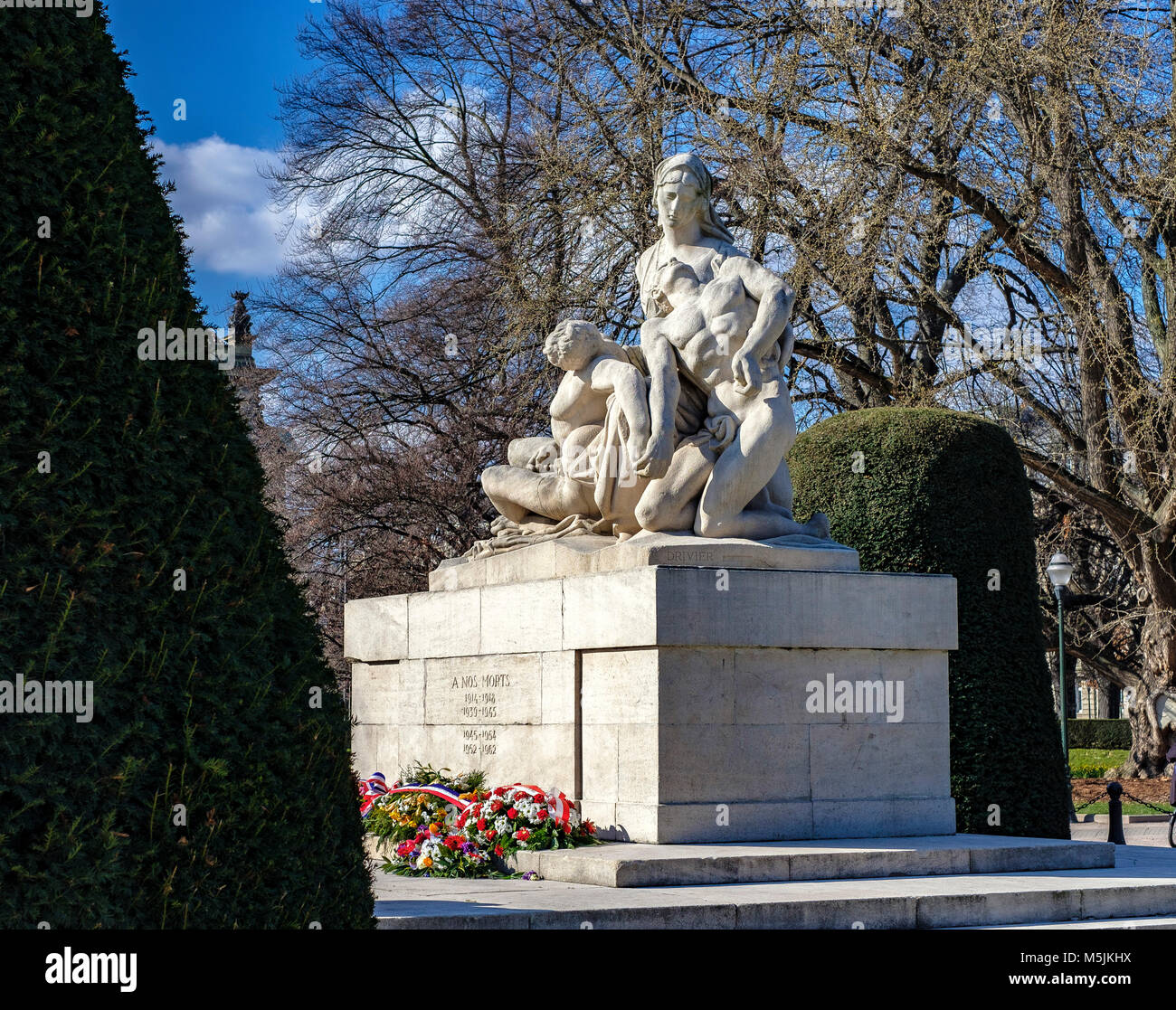 Monument commémoratif de guerre avec des gerbes de fleurs pour la cérémonie du jour, Place de la République, quartier Neustadt, Strasbourg, Alsace, France, Europe, Banque D'Images