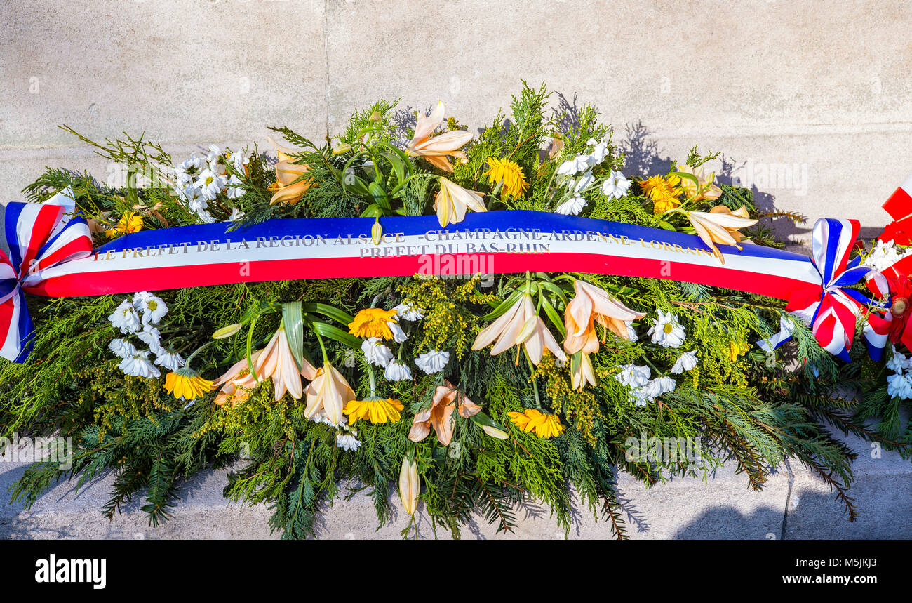 Gerbes De Fleurs Pour Le Jour Du Souvenir Au Monument Aux Morts Banque gerbes-de-fleurs-pour-le-jour-du-souvenir-au-monument-aux-morts-banque