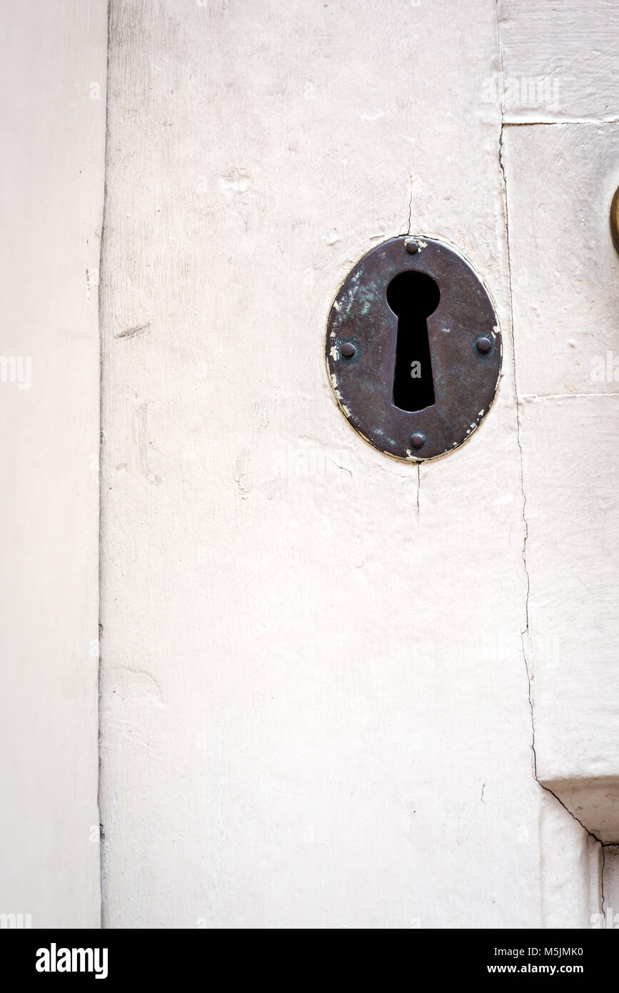 Metal church key hole dans le côté d'une porte en bois peint Banque D'Images