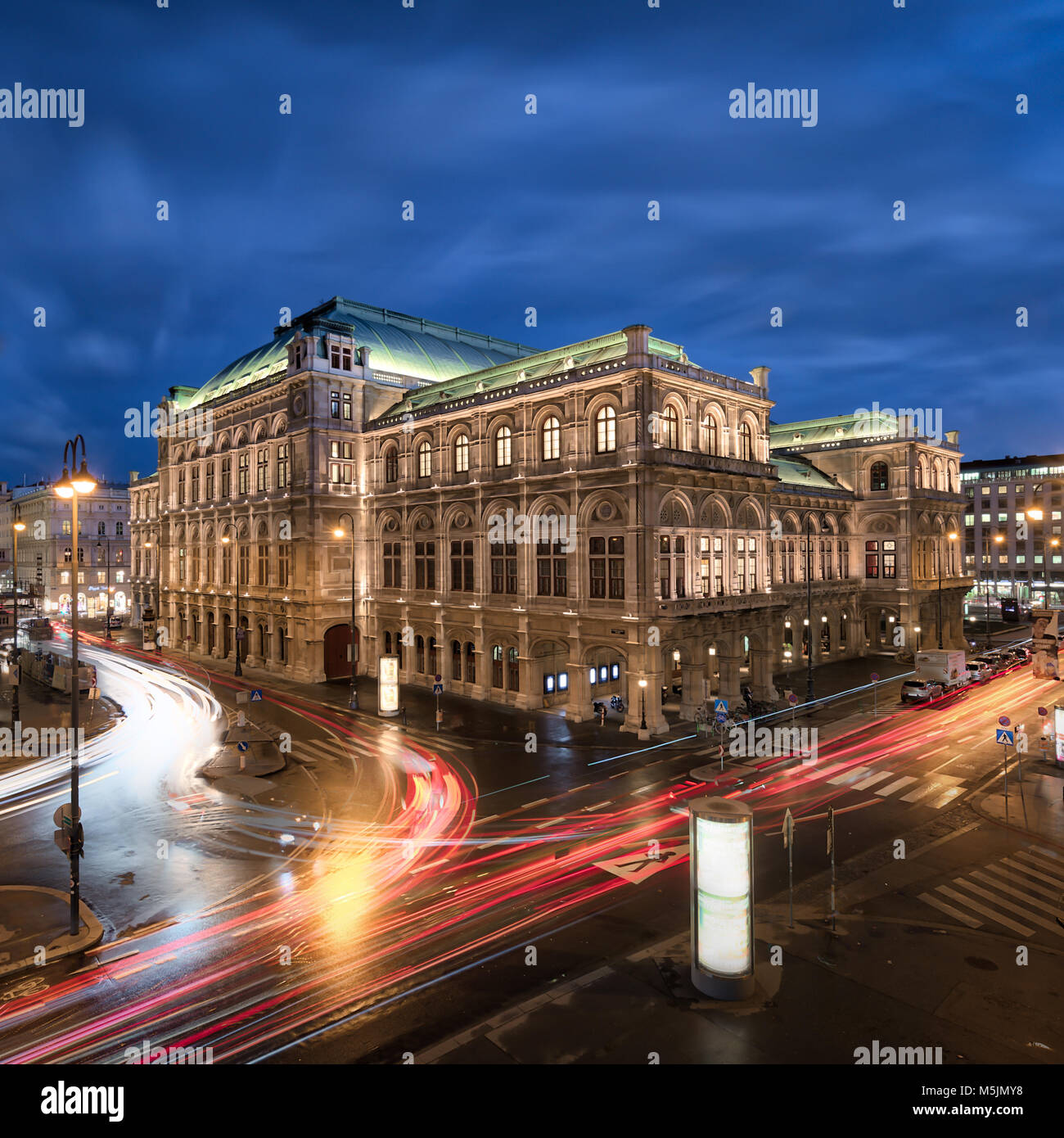 L'opéra de Vienne, vu de l'Albrechtsbrunnen. Banque D'Images