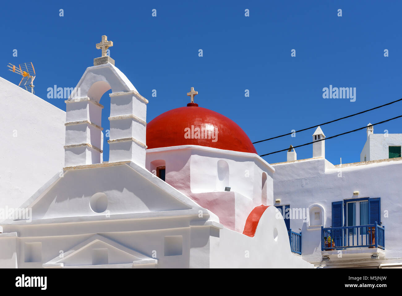 Bâtiment de l'église grecque typique avec dôme rouge dans la ville de Mykonos. Cyclades, Grèce Banque D'Images
