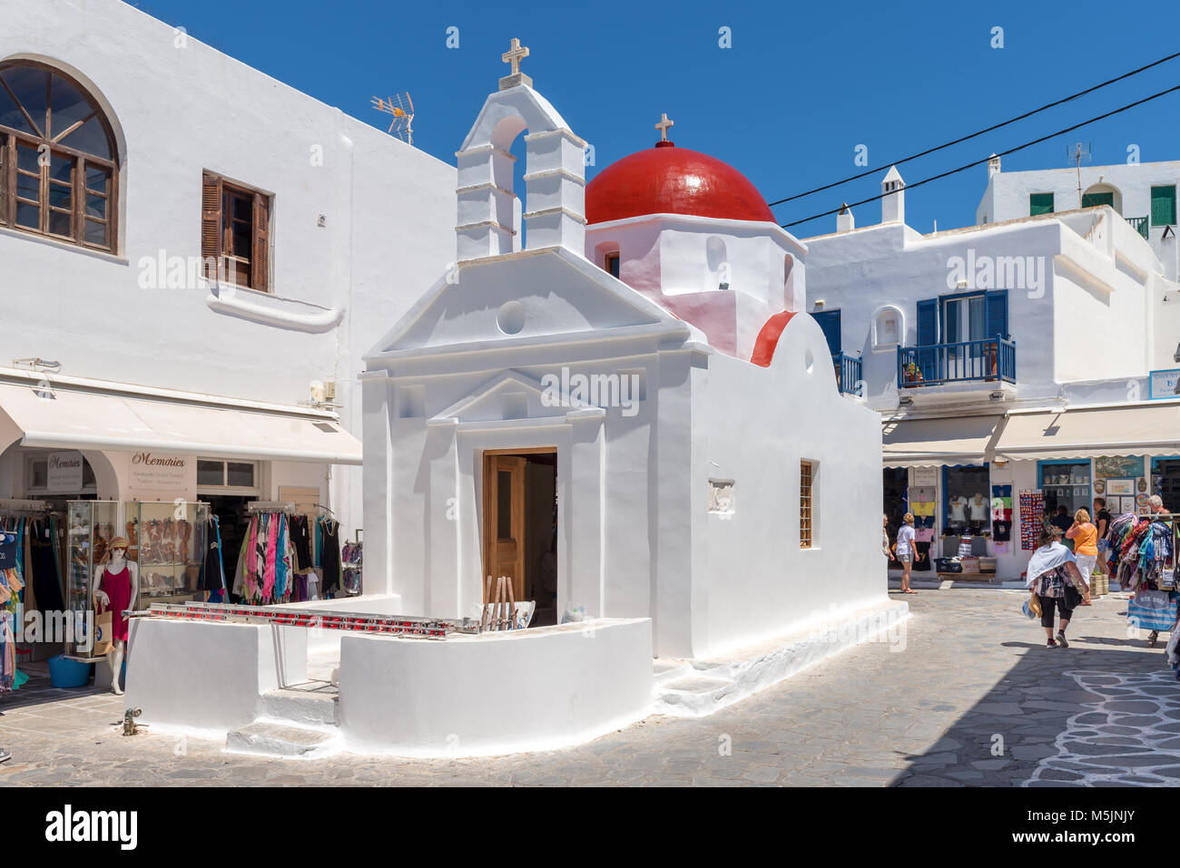 MYKONOS, GRÈCE - 23 mai 2017 : une vue de l'église grecque typique immeuble sur place avec des magasins dans la ville de Mykonos. Cyclades, Grèce Banque D'Images