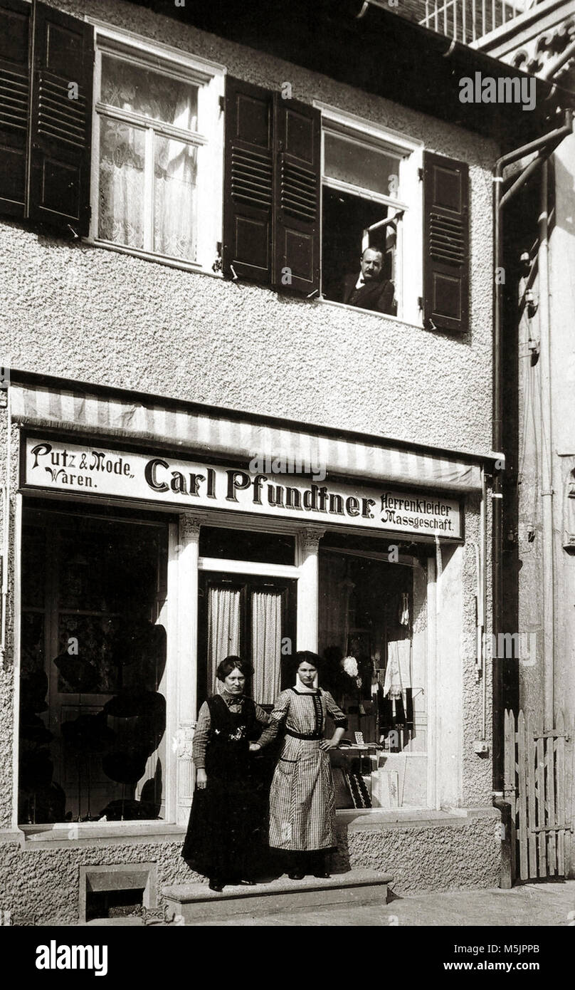 Deux vendeuses en face de la boutique de mode,Carl Pfundtner 1910s, Allemagne Banque D'Images