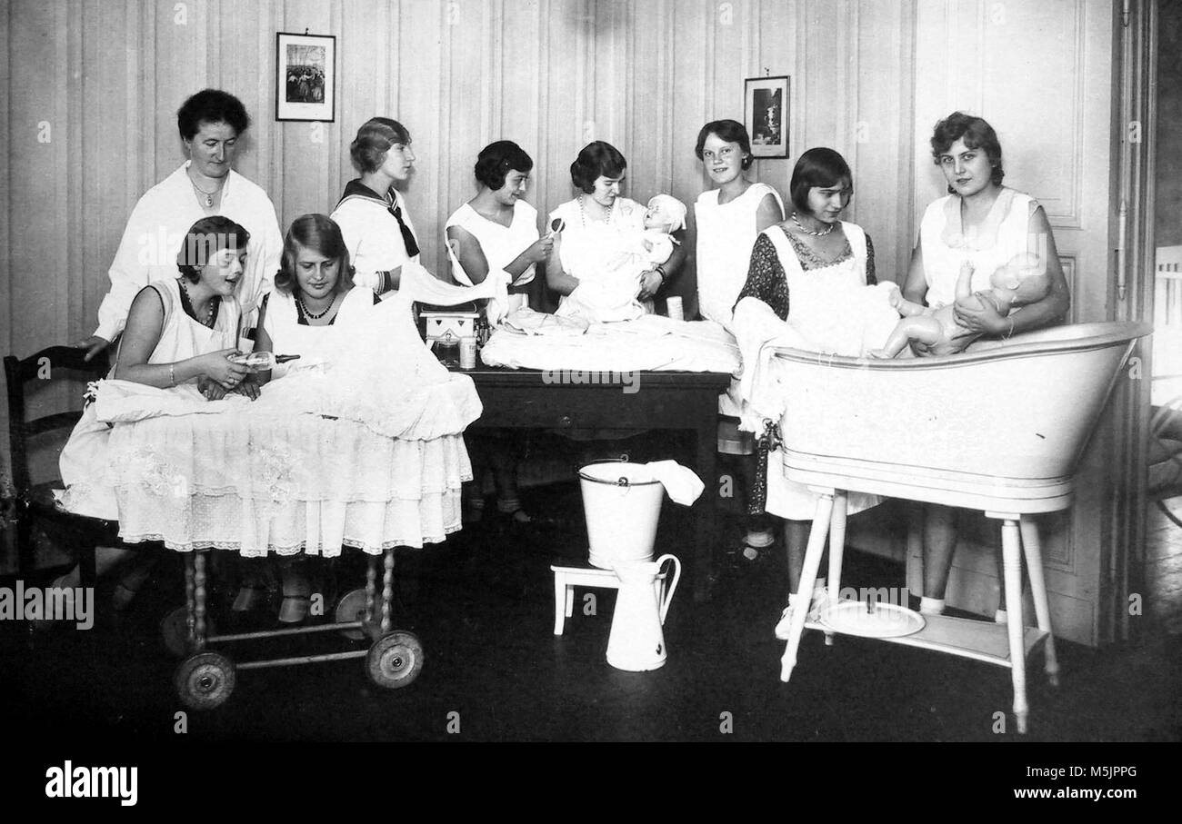 L'éducation, les futures mamans apprennent à traiter correctement la progéniture,1920,Allemagne Banque D'Images