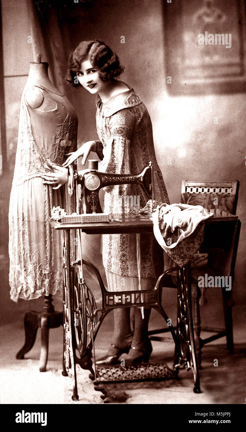 Mode avec machine à coudre et mannequin sur mesure,1910s, Allemagne Banque D'Images