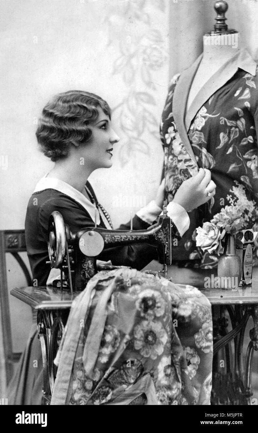 Designer de mode,adapter avec machine à coudre,1910s, Allemagne Banque D'Images