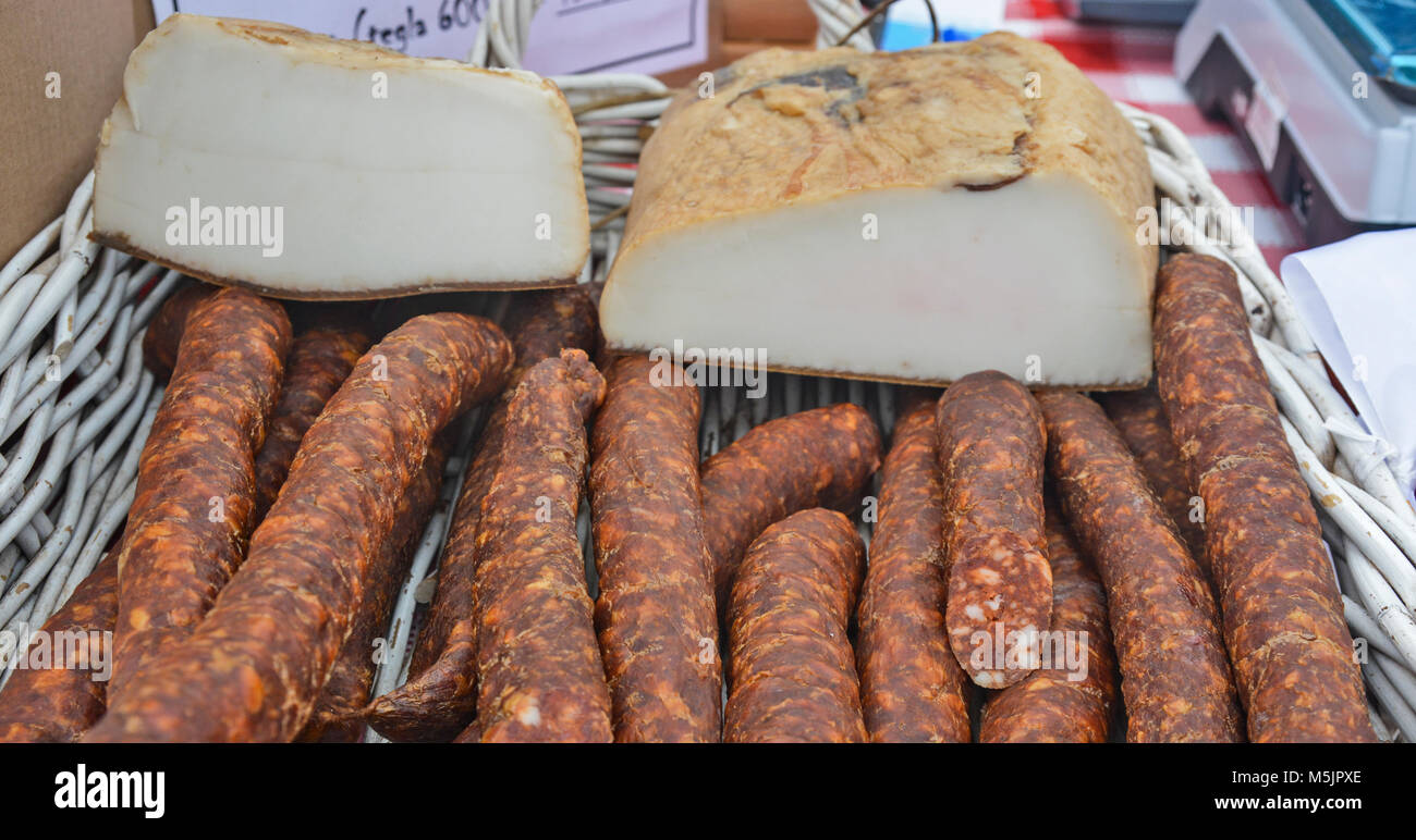 Branche de lard fumé et d'autres fumées traditionnels les produits exposés à la vente. Banque D'Images