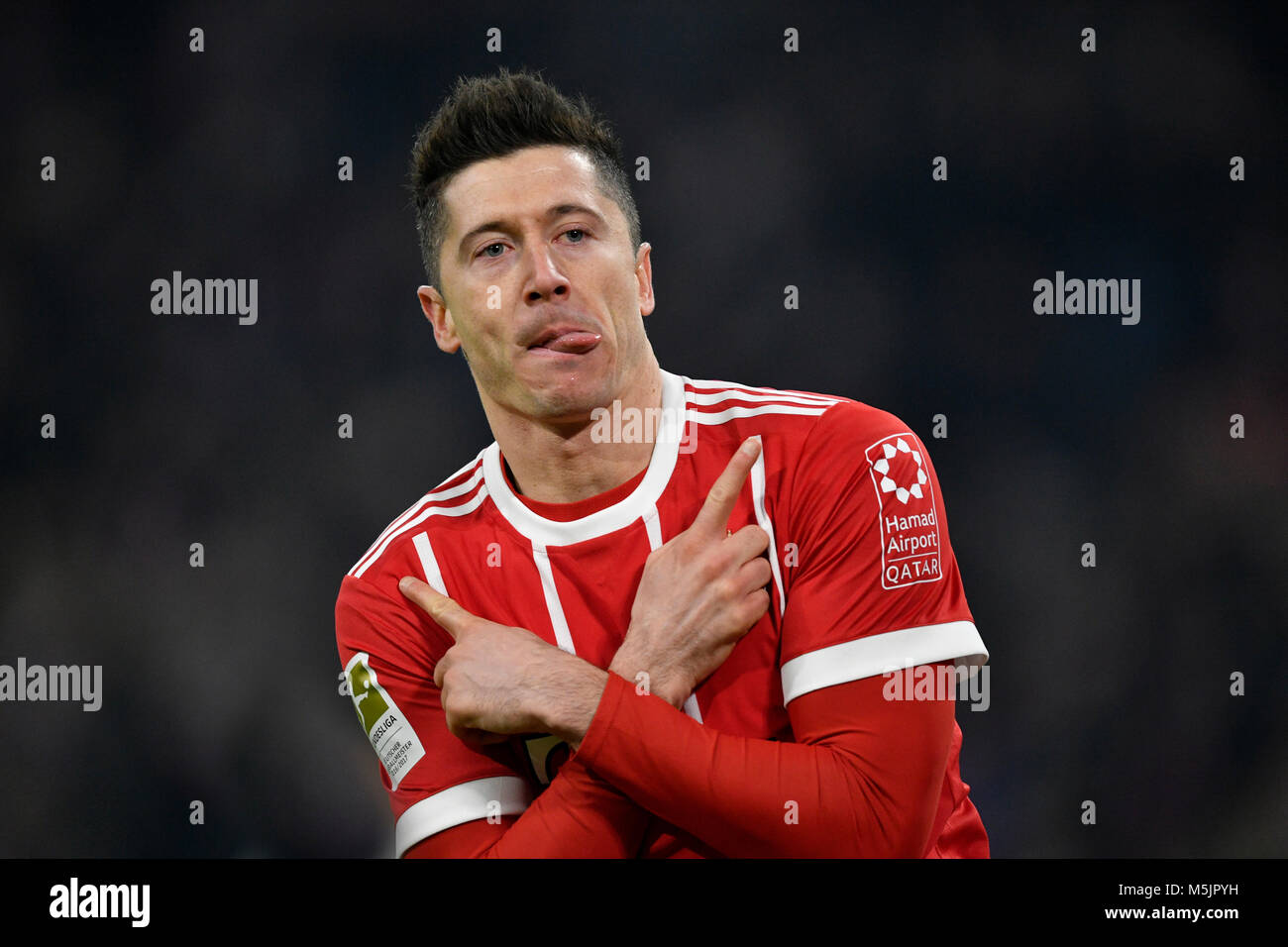 Célébration typique avec les bras croisés et la langue,Robert Lewandowski du FC Bayern Munich, l'Allianz Arena, Munich,Bavaria Banque D'Images