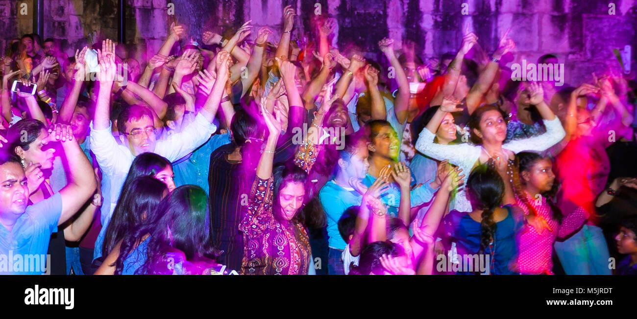 SAN ANTONIO, TEXAS - 4 novembre 2017 - Motion Blur de gens qui dansent et chantent à l'Hindou Diwali, fête des lumières, l'un des plus populaires festi Banque D'Images