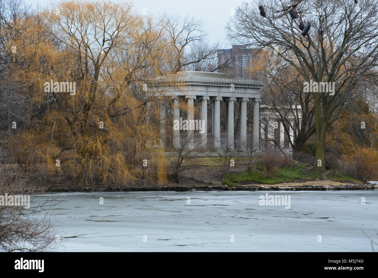 Un thème grec tombe au cimetière de Graceland historique et de l'Arboretum qui détient le dernier repos pour bon nombre d'éminents citoyens de Chicago. Banque D'Images