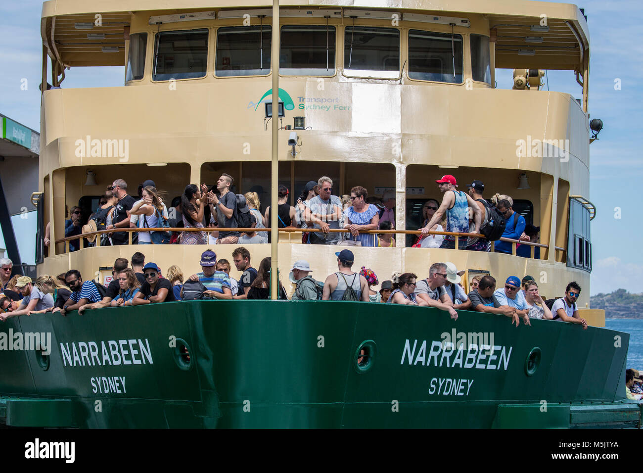 Passagers et touristes sur le ferry de Sydney nommé MV Narrabeen, à l'approche de Manly Wharf, Sydney, Australie Banque D'Images