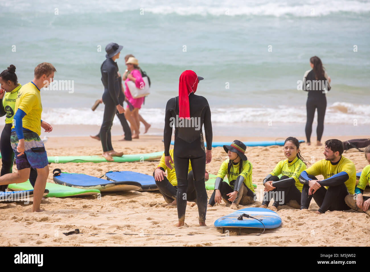 Personnes ayant une leçon de surf à Manly surf school sur Manly Beach à Sydney, Australie Banque D'Images