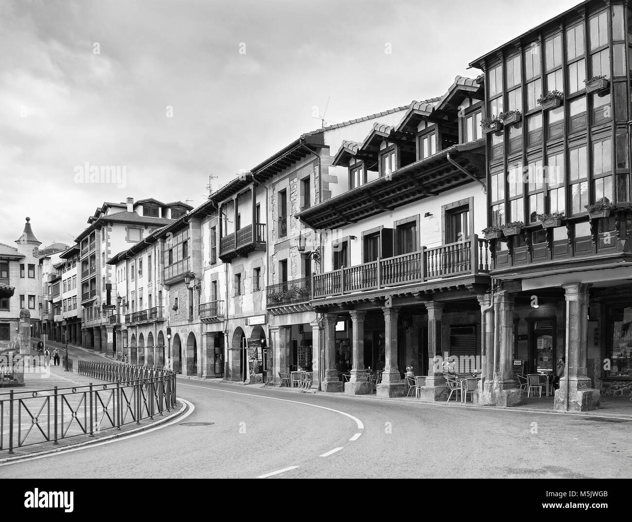 Street à Potes, Cantabria, Espagne. Le noir et blanc Banque D'Images