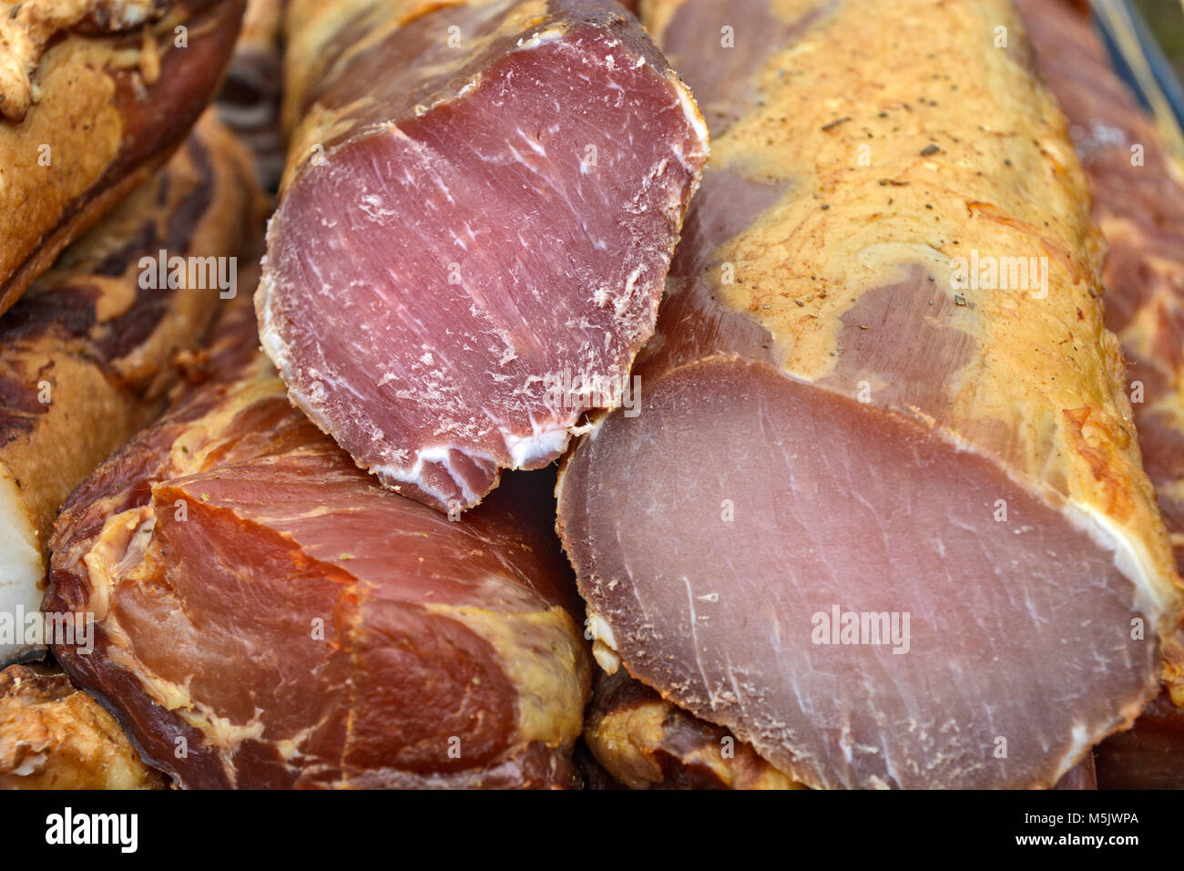 Plusieurs produits de viande séchée exposées à la vue et la dégustation avant la vente. Banque D'Images Plusieurs produits de viande séchée exposées à la vue et la dégustation avant la vente. Banque D'Images