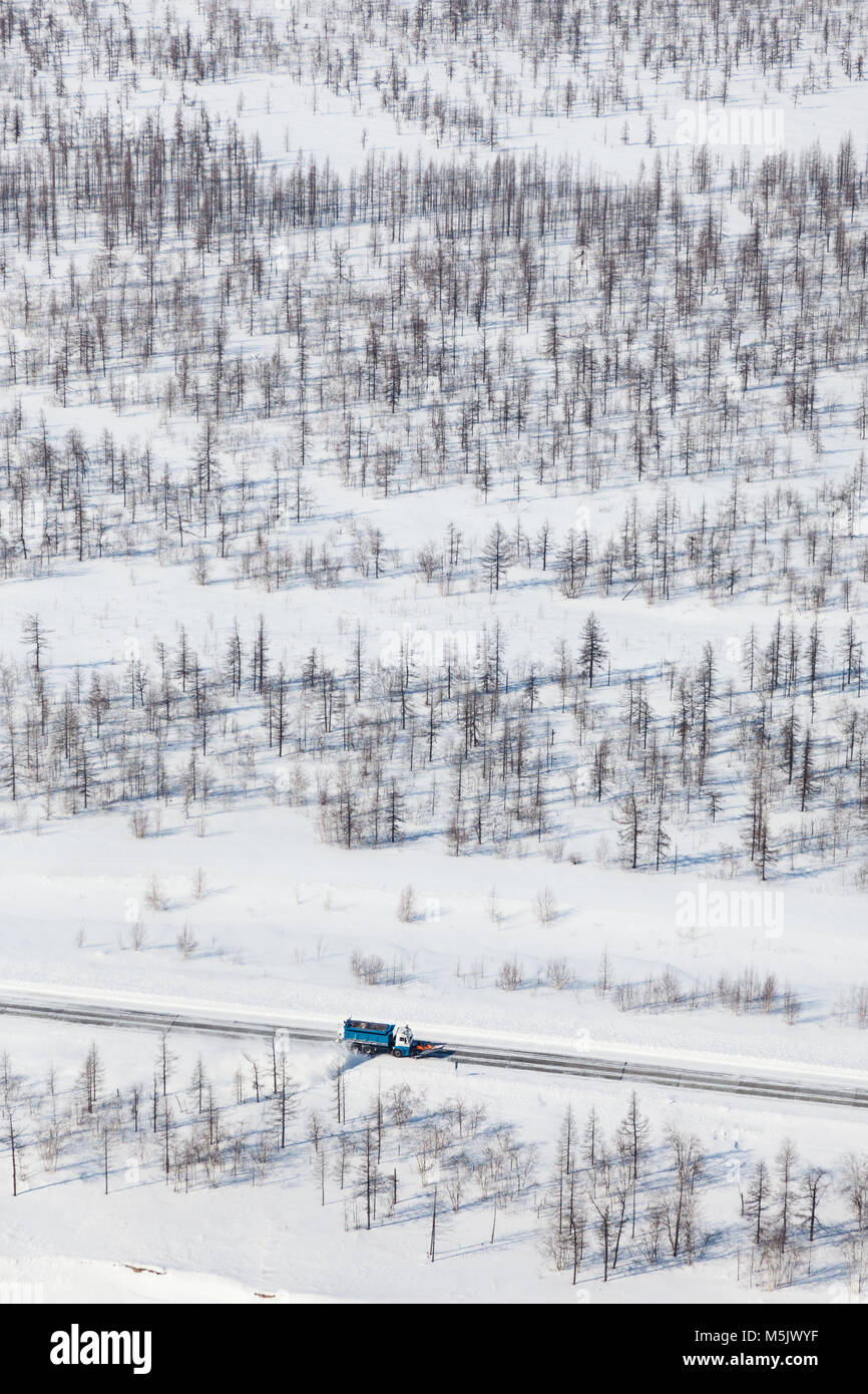 Frayer la voie de la neige dans la toundra, vue du dessus Banque D'Images
