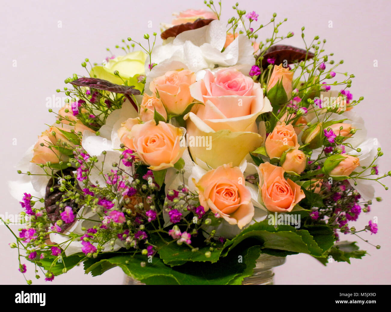 Belle fleur bouquet de roses, violettes, gypsophile feuillages et bouquet de mariée, Banque D'Images