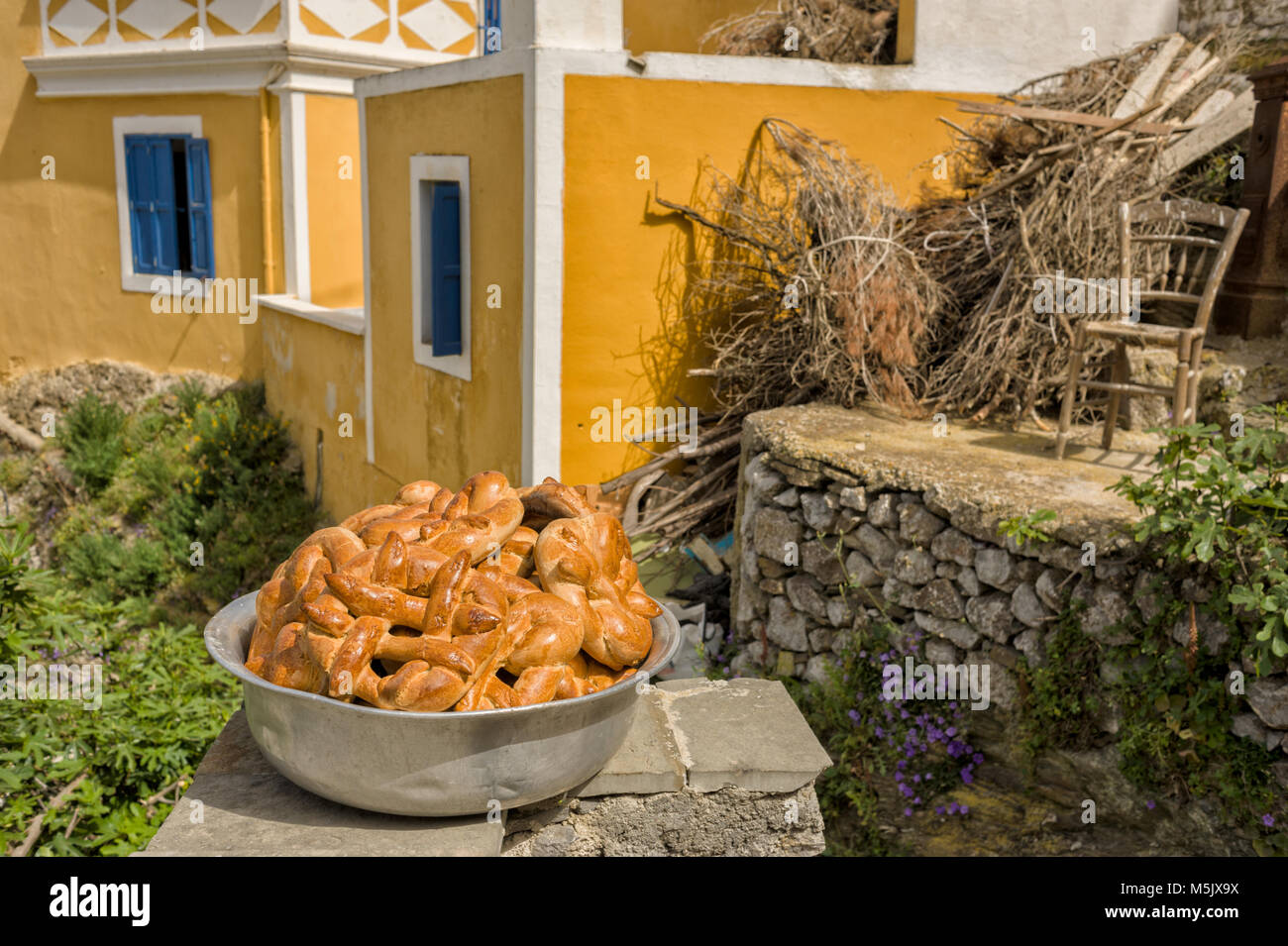 La Grèce, Îles de la mer Égée, l'île de Karpathos, à faire du pain est l'une des principales activités des femmes du village d'Olympos Banque D'Images