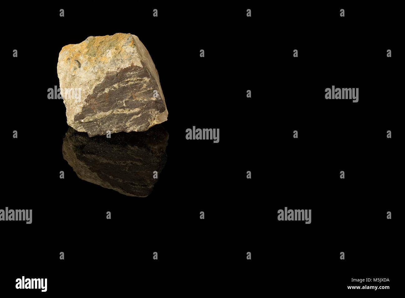 La wolframite, Fer Manganèse minerai de tungstène isolé sur un fond noir. Les minéraux d'oxyde avec système monoclinique structure. Roches et minéraux Banque D'Images