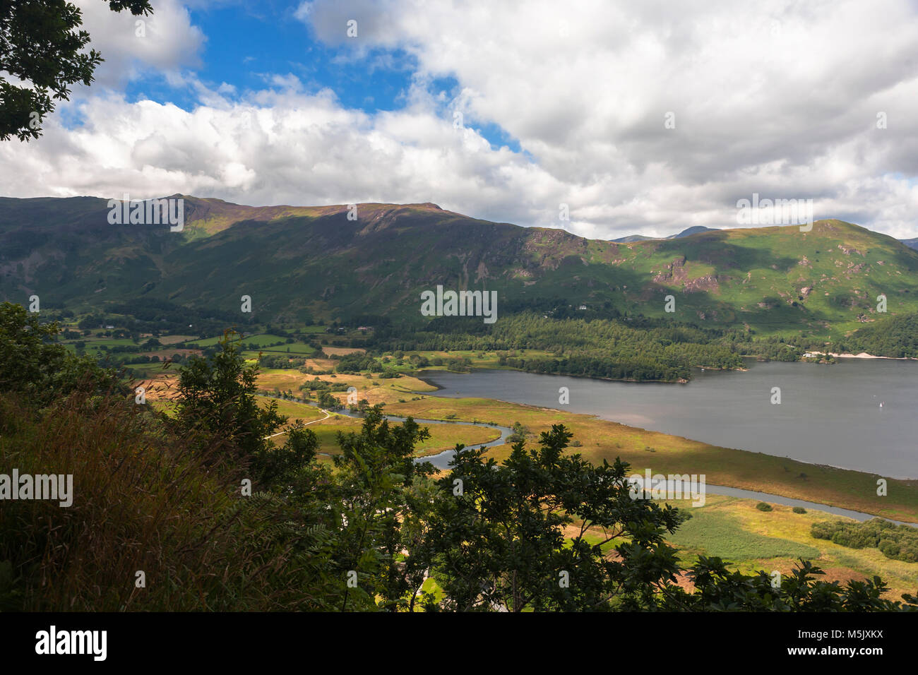 Derwentwater et au-delà, de Moor, de jeune fille surprise vue, près de Keswick, Lake District, Cumbria, England, UK Banque D'Images