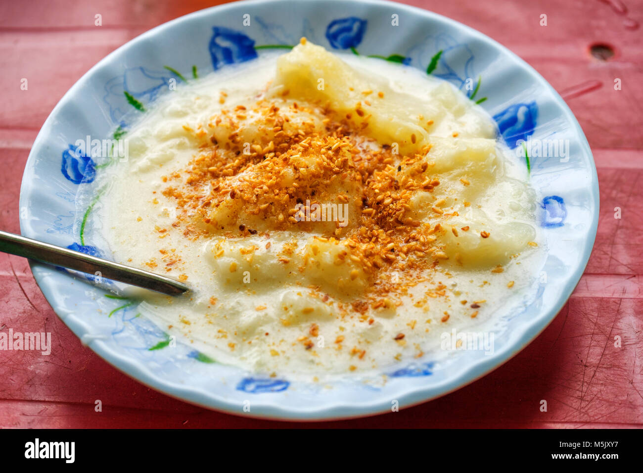 Gateau De Farine De Riz Melange Avec Du Sel De La Crevette L Alimentation De Rue Vietnamien Traditionel Tay Ninh Vietnam Photo Stock Alamy