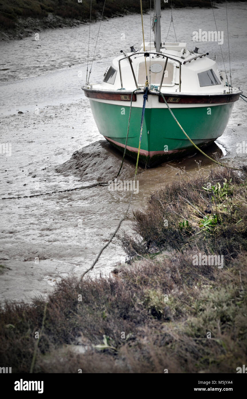 Petit croiseur à échoué dans la boue à thornham staithe, North Norfolk angleterre Banque D'Images