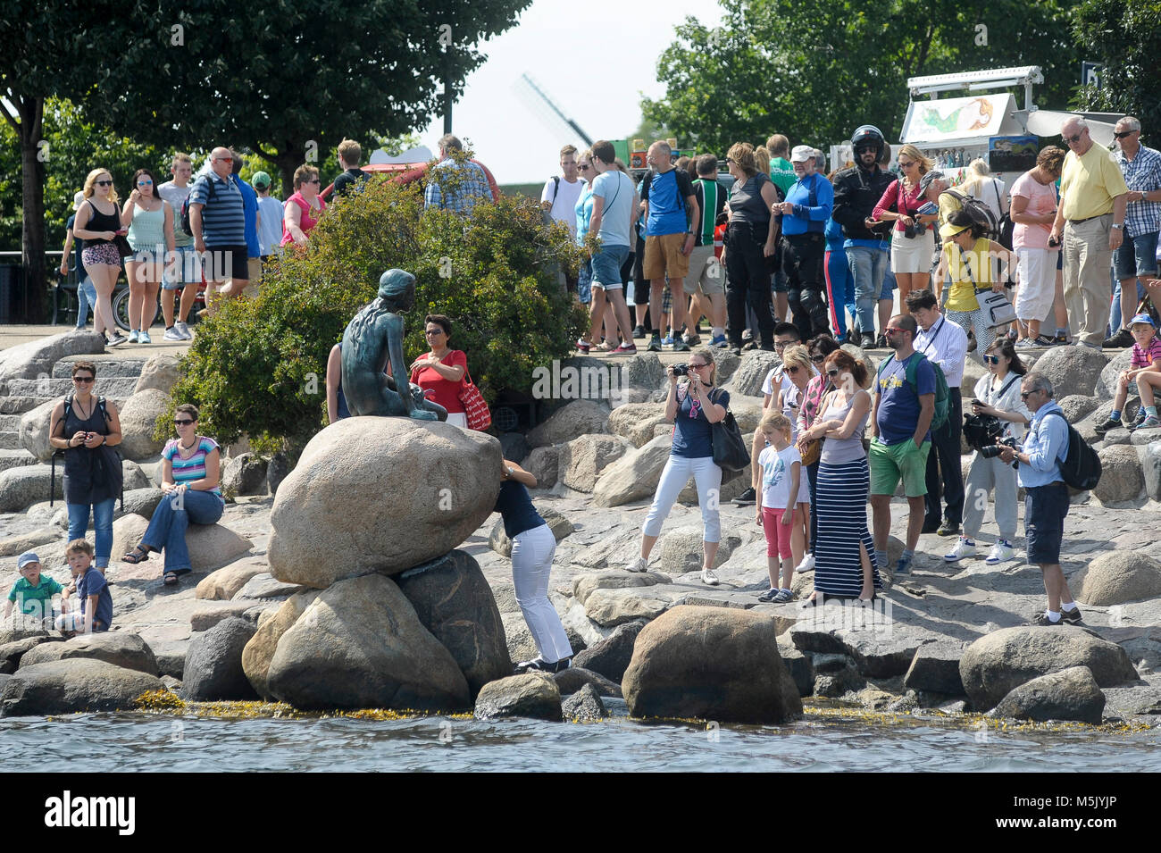 Den lille havfrue (Petite Sirène) conçu par Edvard Eriksen en 1913 à Langelinie à Copenhague, Danemark. 6 août 2015 © Wojciech Strozyk / Alamy Banque D'Images Den lille havfrue (Petite Sirène) conçu par Edvard Eriksen en 1913 à Langelinie à Copenhague, Danemark. 6 août 2015 © Wojciech Strozyk / Alamy Banque D'Images