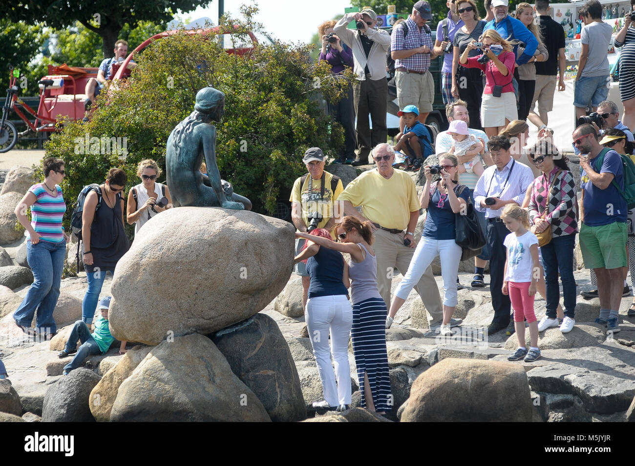 Den lille havfrue (Petite Sirène) conçu par Edvard Eriksen en 1913 à Langelinie à Copenhague, Danemark. 6 août 2015 © Wojciech Strozyk / Alamy Banque D'Images Den lille havfrue (Petite Sirène) conçu par Edvard Eriksen en 1913 à Langelinie à Copenhague, Danemark. 6 août 2015 © Wojciech Strozyk / Alamy Banque D'Images