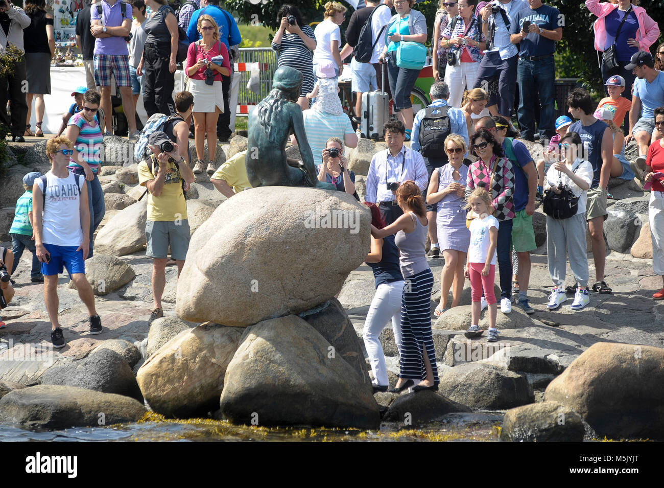 Den lille havfrue (Petite Sirène) conçu par Edvard Eriksen en 1913 à Langelinie à Copenhague, Danemark. 6 août 2015 © Wojciech Strozyk / Alamy Banque D'Images Den lille havfrue (Petite Sirène) conçu par Edvard Eriksen en 1913 à Langelinie à Copenhague, Danemark. 6 août 2015 © Wojciech Strozyk / Alamy Banque D'Images