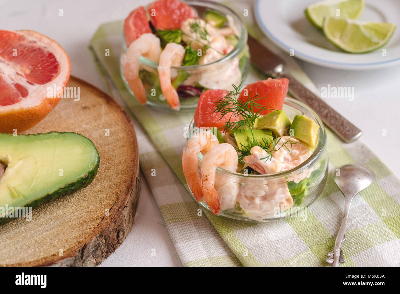 Salade Cocktail aux crevettes, avocat, pamplemousse, salade verte et