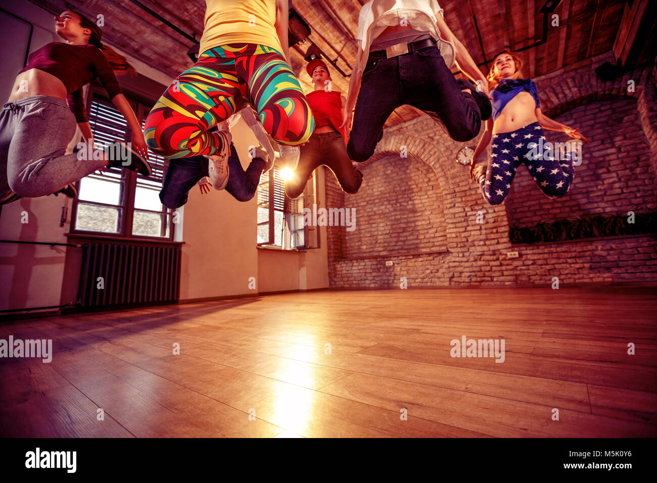 Les jeunes du groupe de danse moderne danse pratique dans les sauts Banque D'Images