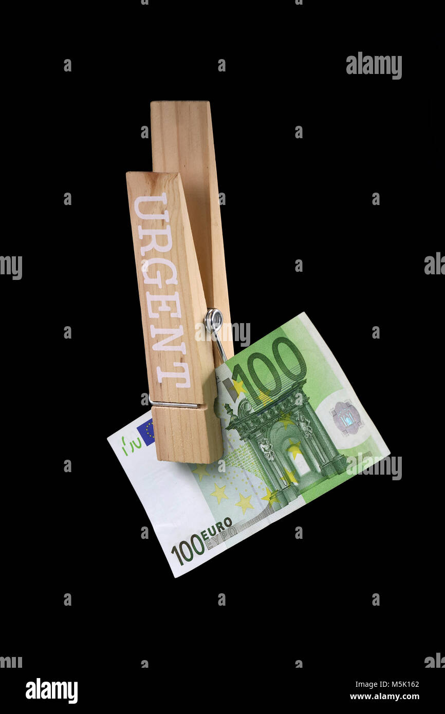 Clothespin avec cent euro bill, il est nécessaire d'urgence de l'argent Banque D'Images