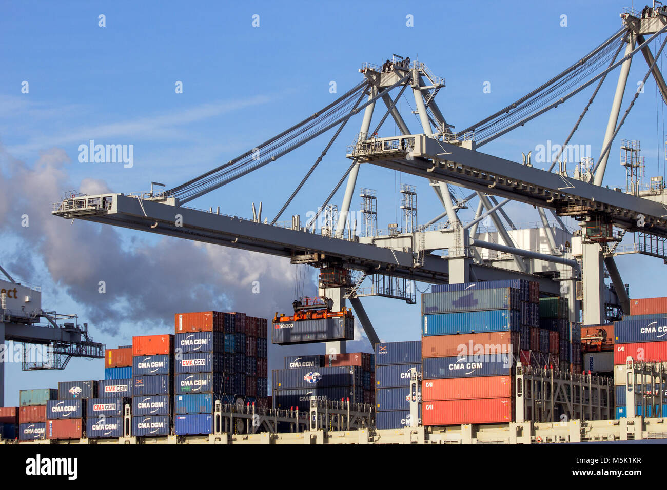 ROTTERDAM, Pays-Bas - Jan 13, 2012 : en cours de chargement par des portiques à l'ECT Terminal dans le port de Rotterdam. Banque D'Images ROTTERDAM, Pays-Bas - Jan 13, 2012 : en cours de chargement par des portiques à l'ECT Terminal dans le port de Rotterdam. Banque D'Images