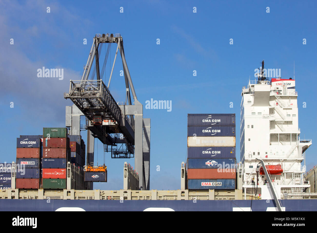 ROTTERDAM, Pays-Bas - Jan 13, 2012 : en cours de chargement par des portiques à l'ECT Terminal dans le port de Rotterdam. Banque D'Images ROTTERDAM, Pays-Bas - Jan 13, 2012 : en cours de chargement par des portiques à l'ECT Terminal dans le port de Rotterdam. Banque D'Images