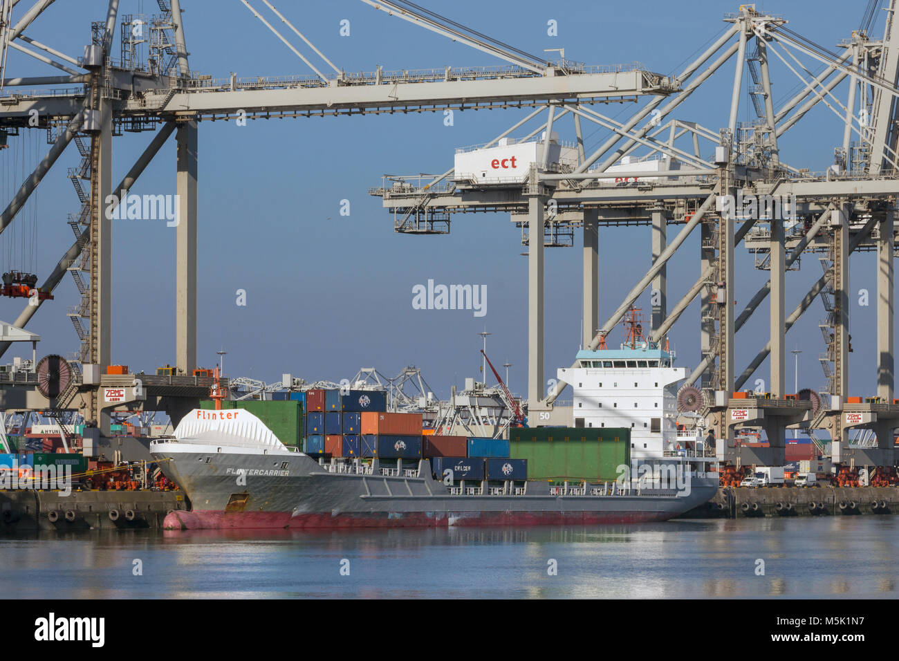 ROTTERDAM, Pays-Bas - SEP 8, 2012 : d'être chargés par des portiques à l'ECT Terminal dans le port de Rotterdam. Banque D'Images ROTTERDAM, Pays-Bas - SEP 8, 2012 : d'être chargés par des portiques à l'ECT Terminal dans le port de Rotterdam. Banque D'Images