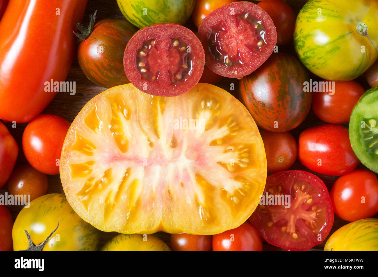 Close up of colorful tomates, des tranches, en plongée des Banque D'Images