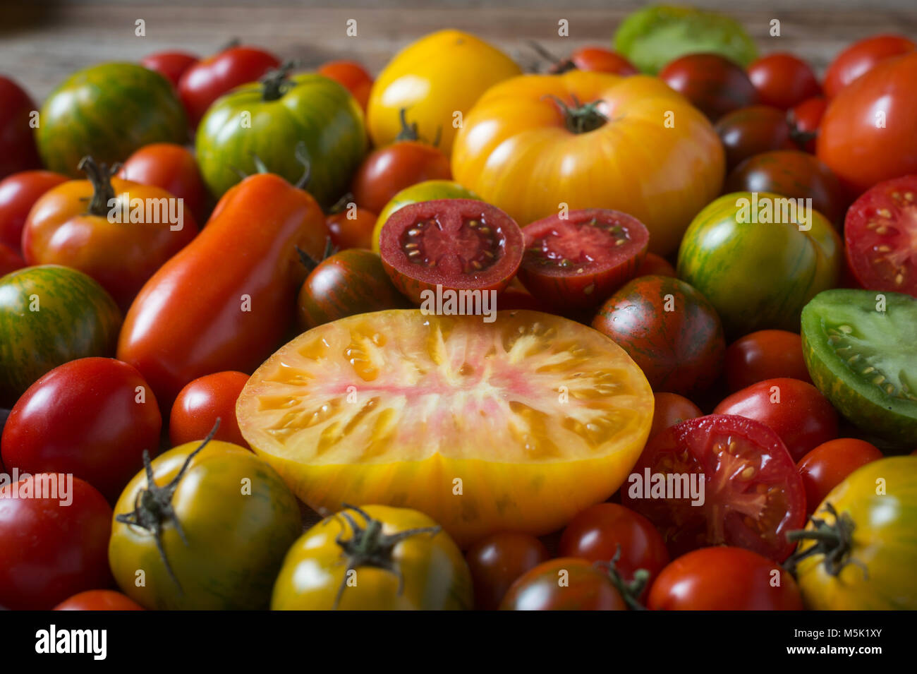 Des tranches de tomates, colorés, en plongée des Banque D'Images