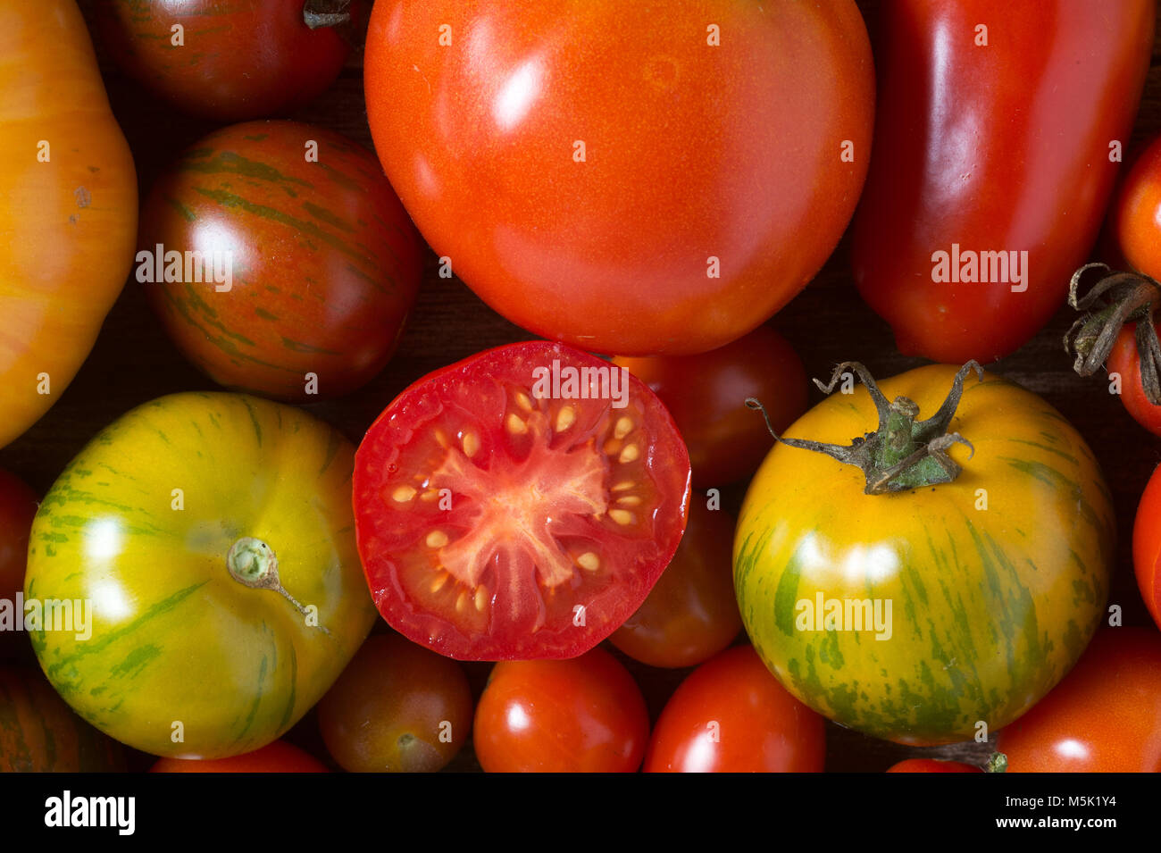 En plongée des tomates colorées Banque D'Images